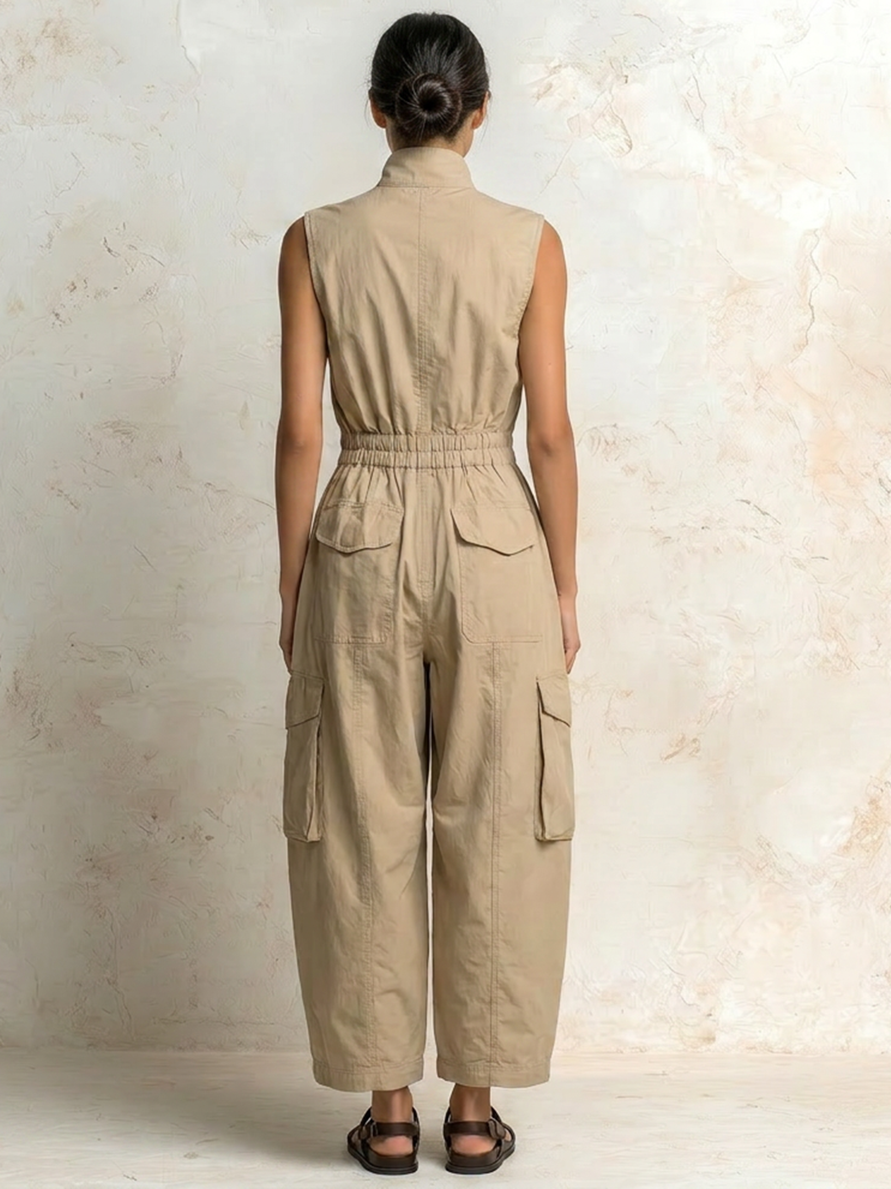 Nicoletta | Tuta cargo utility senza maniche in cotone beige con zip frontale