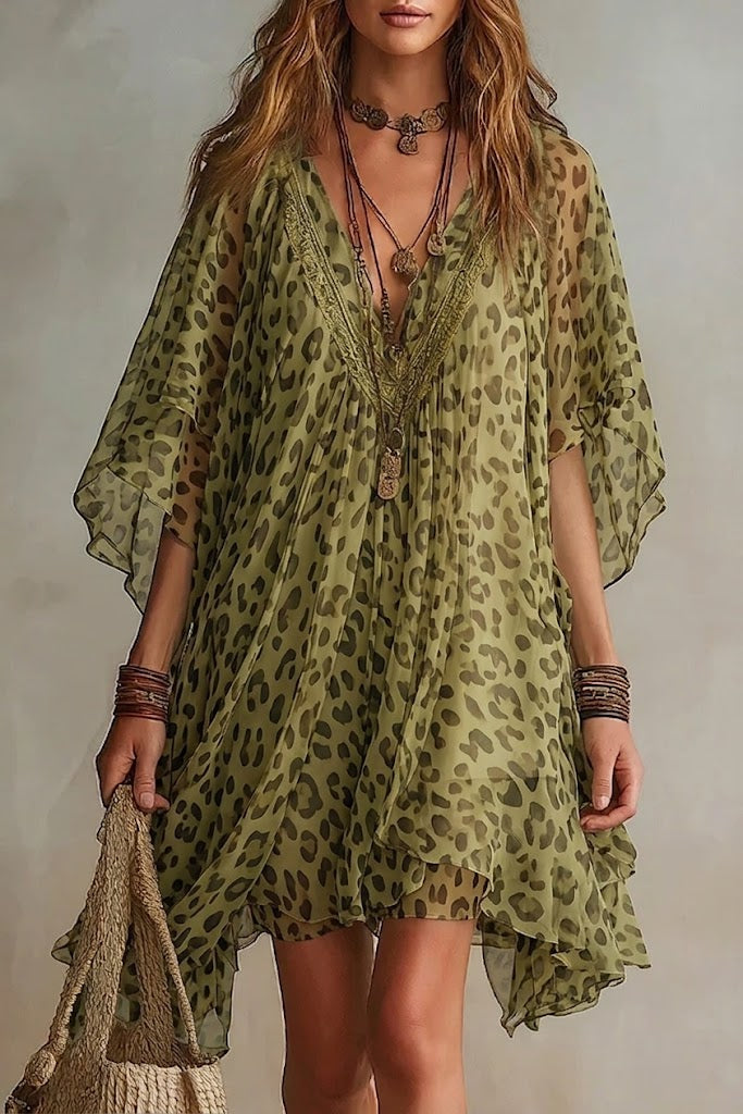 Ornella | Abito kaftan in chiffon leopardato verde oliva con scollo a V