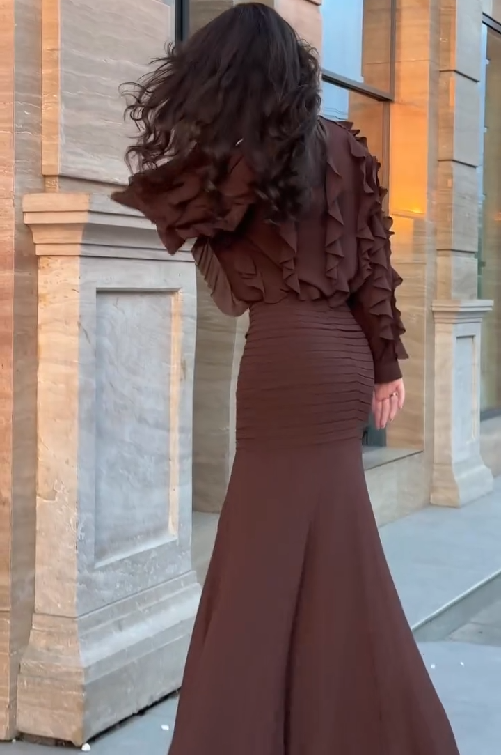 Arabella | Completo due pezzi sirena in marrone cioccolato con volant a cascata
