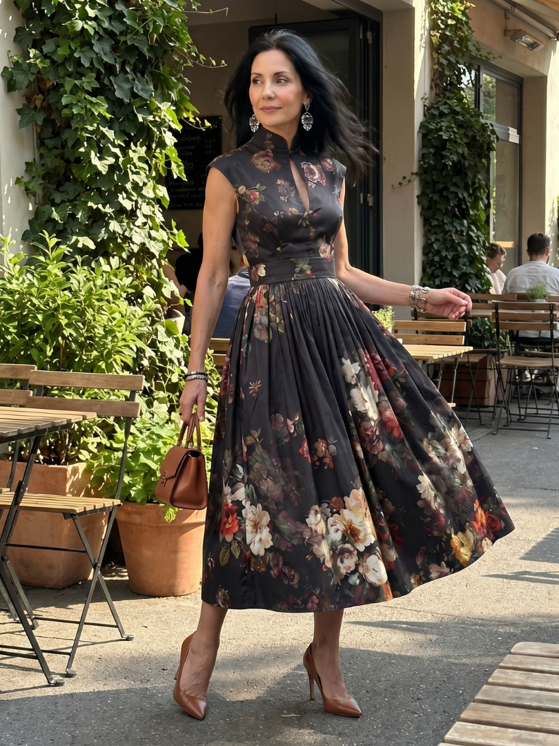 Greta | Abito Midi Plissettato a Fiori con Collo Alto e Apertura a Chiave