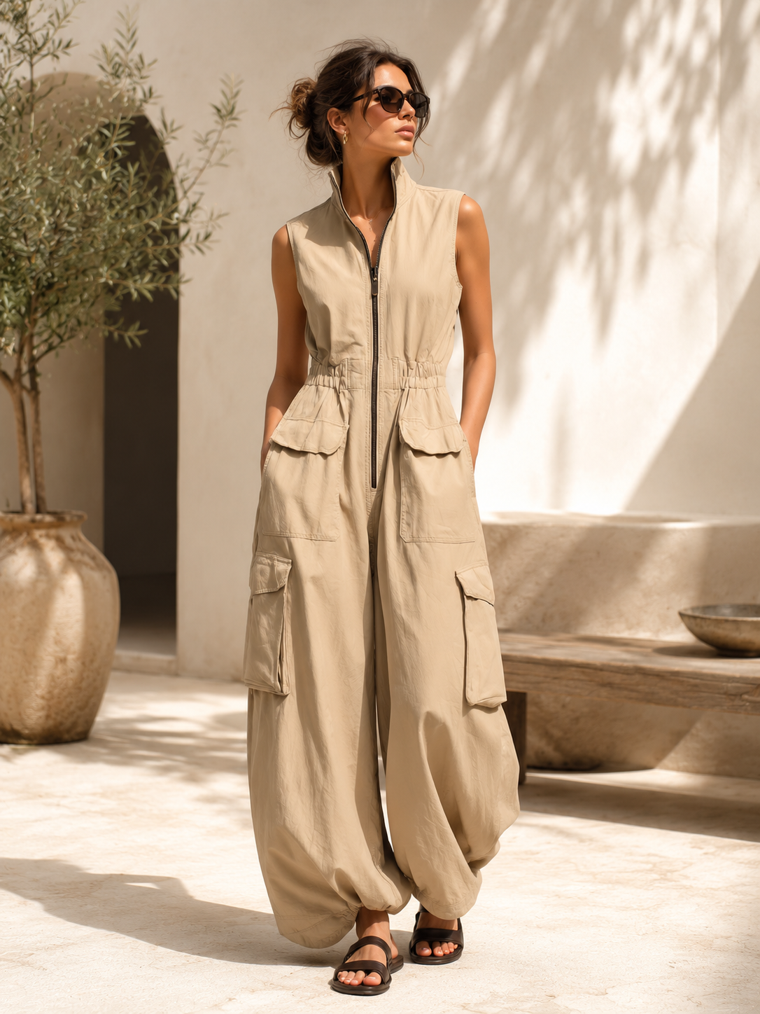 Nicoletta | Tuta cargo utility senza maniche in cotone beige con zip frontale