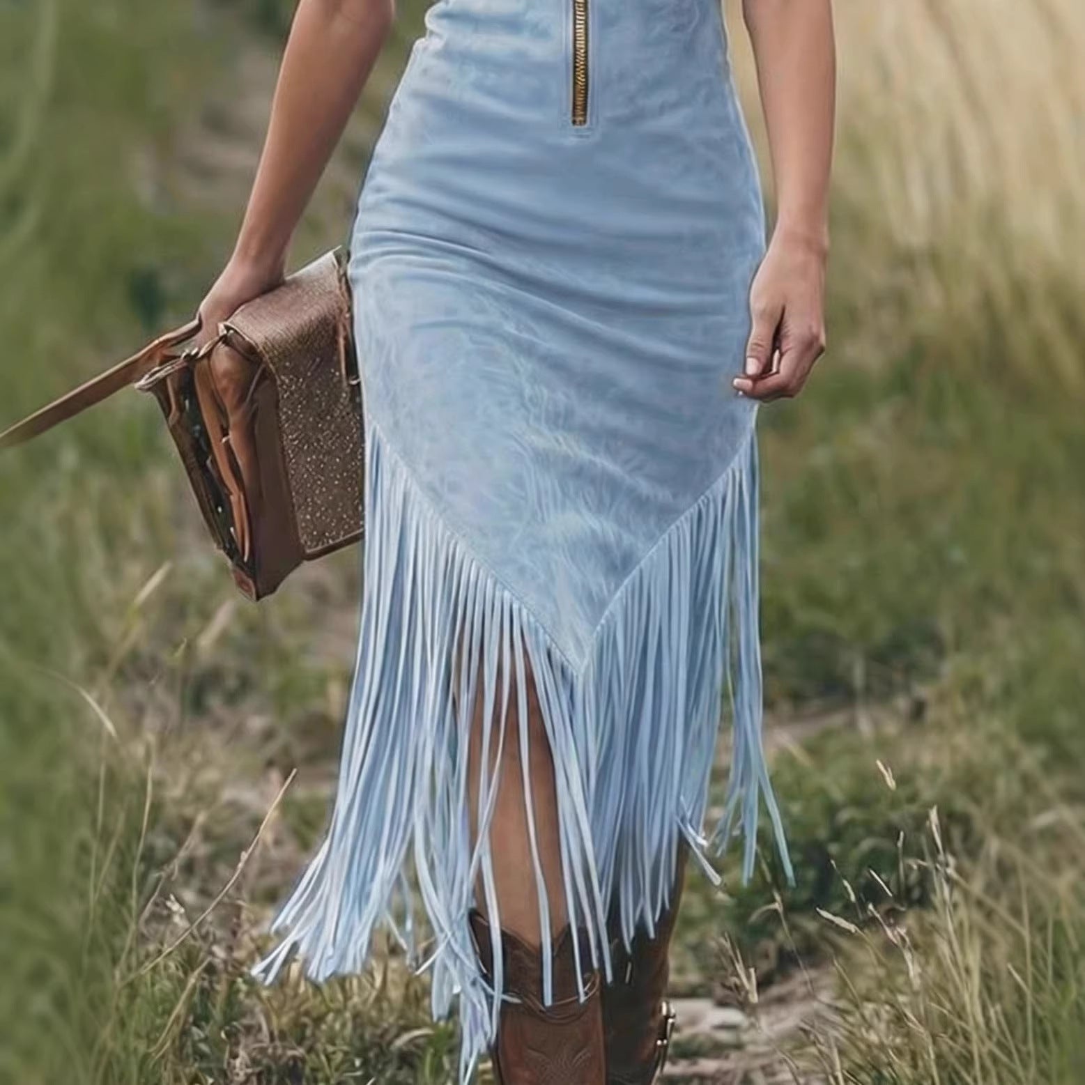 Diletta | Abito midi in faux suede azzurro con zip dorata e frange