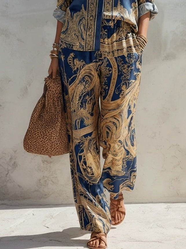 Caterina | Completo due pezzi in raso blu navy con stampa barocca dorata