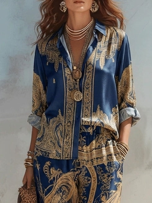 Caterina | Completo due pezzi in raso blu navy con stampa barocca dorata