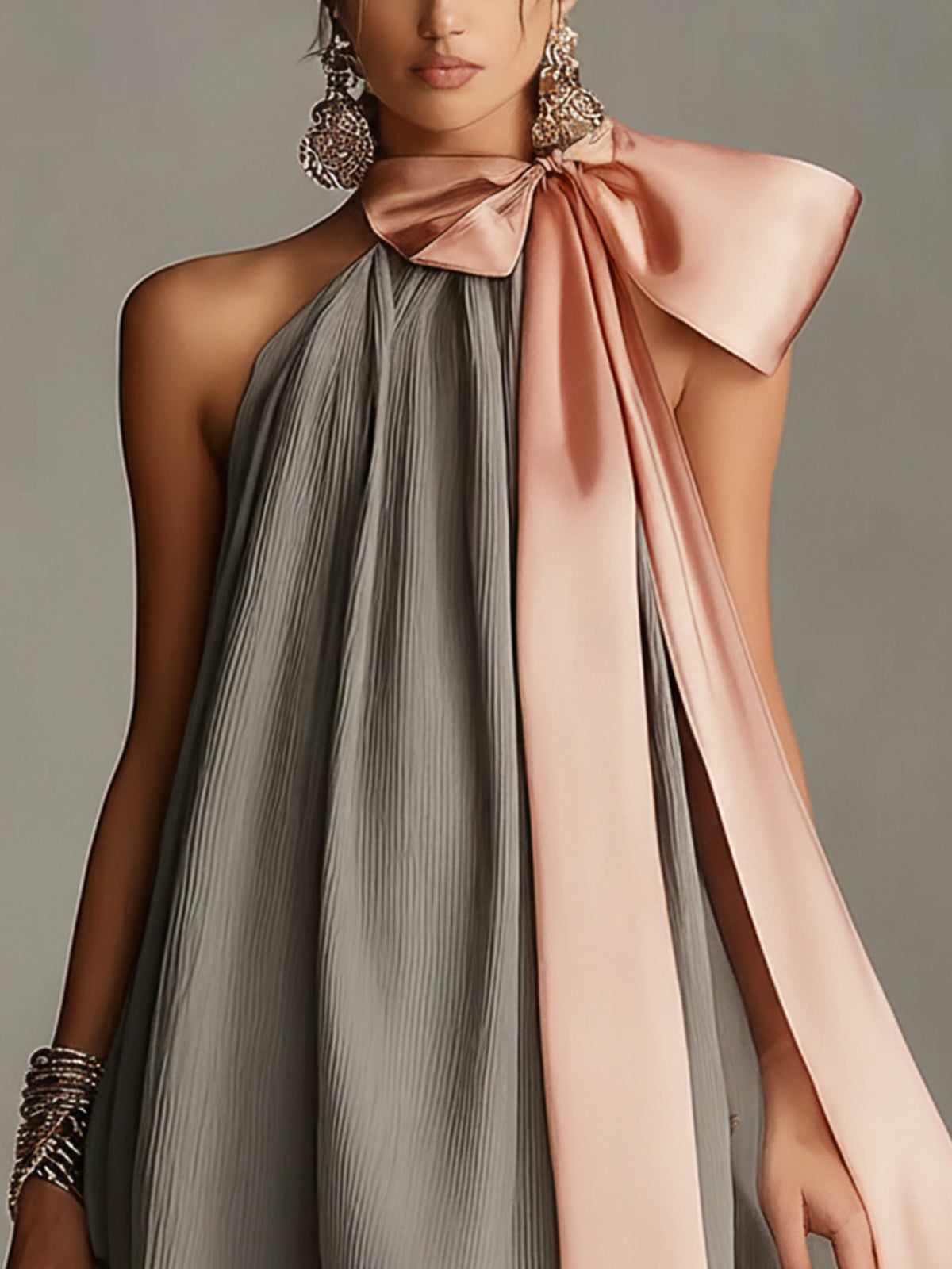 Beatrice | Mini abito grigio in satin con fiocco rosa e pizzo